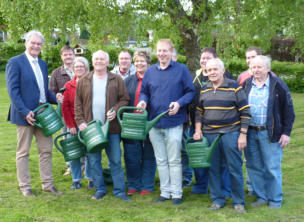 Die Vereinsvorsitzenden bei der Übergabe an Bürgermeister Nickel