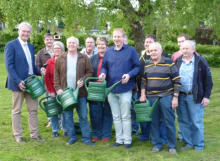 Die Vereinsvorsitzenden bei der Übergabe an Bürgermeister Nickel