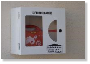 Defibrillator im Aufbewahrungskasten