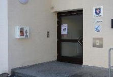 Defibrillator im Seitenbereich des Dorfgemeinschaftshauses